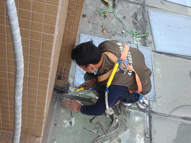 玻璃舊防水鏟除：把原先的玻璃膠鏟除干凈，用吹風(fēng)機(jī)或是紙巾把水分弄干，保證需要打玻璃膠的位置的干燥，然后再開始打膠。注意：記住打膠的時候，里外都要打上。要等上24小時，等到玻璃膠完全干透后，才可以繼續(xù)使用。要選用正規(guī)廠商生產(chǎn)的質(zhì)量好的玻璃膠，否則在衛(wèi)生間潮濕的環(huán)境中，很容易發(fā)霉。最好在裝修衛(wèi)生間之前和工人師傅溝通好，讓他們對擋水條進(jìn)行預(yù)埋，這樣才能從根源上避免以后出現(xiàn)的滲水問題。 