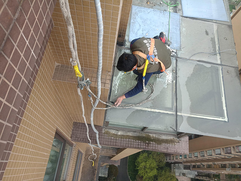 玻璃舊防水鏟除：把原先的玻璃膠鏟除干凈，用吹風(fēng)機(jī)或是紙巾把水分弄干，保證需要打玻璃膠的位置的干燥，然后再開始打膠。注意：記住打膠的時候，里外都要打上。要等上24小時，等到玻璃膠完全干透后，才可以繼續(xù)使用。要選用正規(guī)廠商生產(chǎn)的質(zhì)量好的玻璃膠，否則在衛(wèi)生間潮濕的環(huán)境中，很容易發(fā)霉。最好在裝修衛(wèi)生間之前和工人師傅溝通好，讓他們對擋水條進(jìn)行預(yù)埋，這樣才能從根源上避免以后出現(xiàn)的滲水問題。 