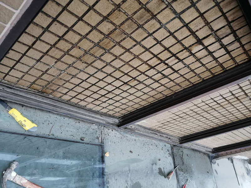 玻璃舊防水鏟除：把原先的玻璃膠鏟除干凈，用吹風(fēng)機(jī)或是紙巾把水分弄干，保證需要打玻璃膠的位置的干燥，然后再開始打膠。注意：記住打膠的時候，里外都要打上。要等上24小時，等到玻璃膠完全干透后，才可以繼續(xù)使用。要選用正規(guī)廠商生產(chǎn)的質(zhì)量好的玻璃膠，否則在衛(wèi)生間潮濕的環(huán)境中，很容易發(fā)霉。最好在裝修衛(wèi)生間之前和工人師傅溝通好，讓他們對擋水條進(jìn)行預(yù)埋，這樣才能從根源上避免以后出現(xiàn)的滲水問題。 