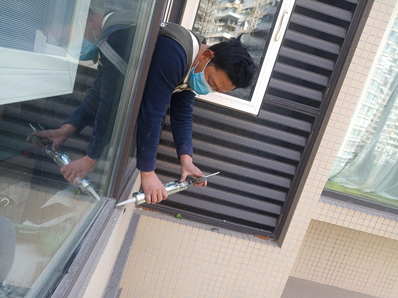 窗戶打膠維修：1、當(dāng)我們粘在破碎的橋梁的鋁門窗上時(shí)，如果需要在外面粘合，我們必須將它粘在外面，因?yàn)槿绻鼛缀醪徽吃谑覂?nèi)，它顯然會(huì)不均勻。它不起防水功能。  2、當(dāng)我們將破碎的橋梁的鋁門和窗戶粘在一起時(shí)，我們需要將膠帶放在鋁門的側(cè)面和斷橋的窗戶上。不要將它粘在頂部也很重要。否則，更重要的是。之后，膠帶脫膠，防水效果消失。