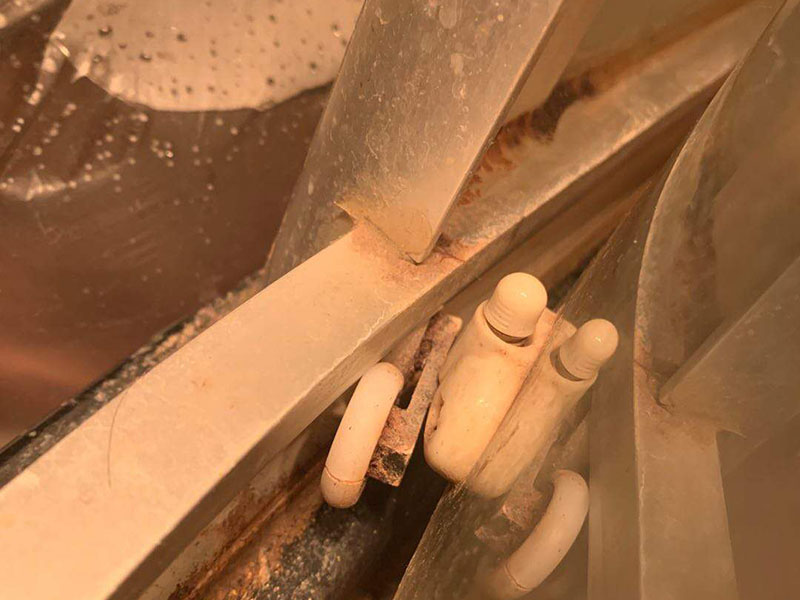 浴室更換推拉滑輪：1.拆卸移門(mén)推拉門(mén) 1、首先一只手垂直于地面抬起拉門(mén)的一端,一只手掠過(guò)拉門(mén)滑輪下部,托起滑輪。 2、然后從軌道抬出拉門(mén)一端,放下。 3、同理,移門(mén)另外一端跟前面兩步一樣抬出軌道放下。4、接著然后雙手握住拉門(mén)兩端向上抬起。