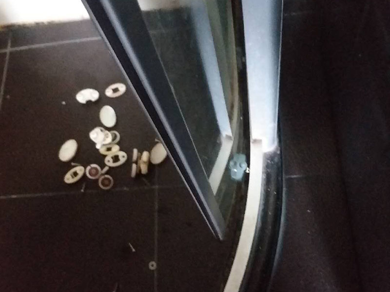 浴室更換推拉滑輪：1.拆卸移門(mén)推拉門(mén) 1、首先一只手垂直于地面抬起拉門(mén)的一端,一只手掠過(guò)拉門(mén)滑輪下部,托起滑輪。 2、然后從軌道抬出拉門(mén)一端,放下。 3、同理,移門(mén)另外一端跟前面兩步一樣抬出軌道放下。4、接著然后雙手握住拉門(mén)兩端向上抬起。