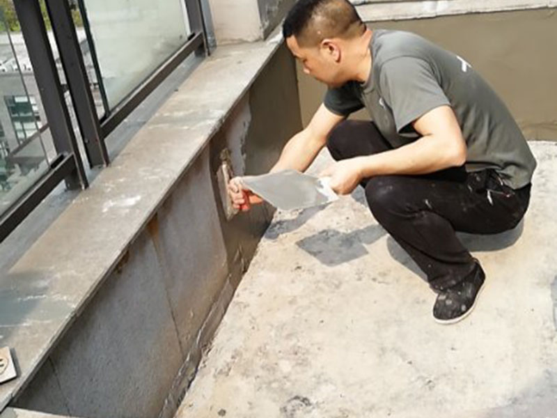 屋頂陽臺防水：1、將原防水層根除以后，找平，將本來下部保溫層里存的水進行排干，設一些排氣孔做排氣辦法，將保溫層里的水分排干。 2、做完防水層以后，必定要做找坡處理，不要形成屋面部分存水，通常設置水泥砂漿找平找坡，找坡的斜度不小于3％。 3、做完防水以后，需求進行閉水實驗，不漏水為合格，美化，在做美化和土建交叉作業(yè)的情況下，盡量不要損壞下部的防水層，一旦損壞了，要及時修補處理。