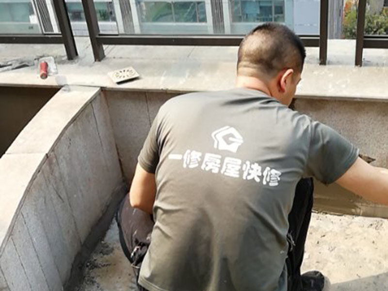 屋頂陽臺防水：1、將原防水層根除以后，找平，將本來下部保溫層里存的水進行排干，設一些排氣孔做排氣辦法，將保溫層里的水分排干。 2、做完防水層以后，必定要做找坡處理，不要形成屋面部分存水，通常設置水泥砂漿找平找坡，找坡的斜度不小于3％。 3、做完防水以后，需求進行閉水實驗，不漏水為合格，美化，在做美化和土建交叉作業(yè)的情況下，盡量不要損壞下部的防水層，一旦損壞了，要及時修補處理。