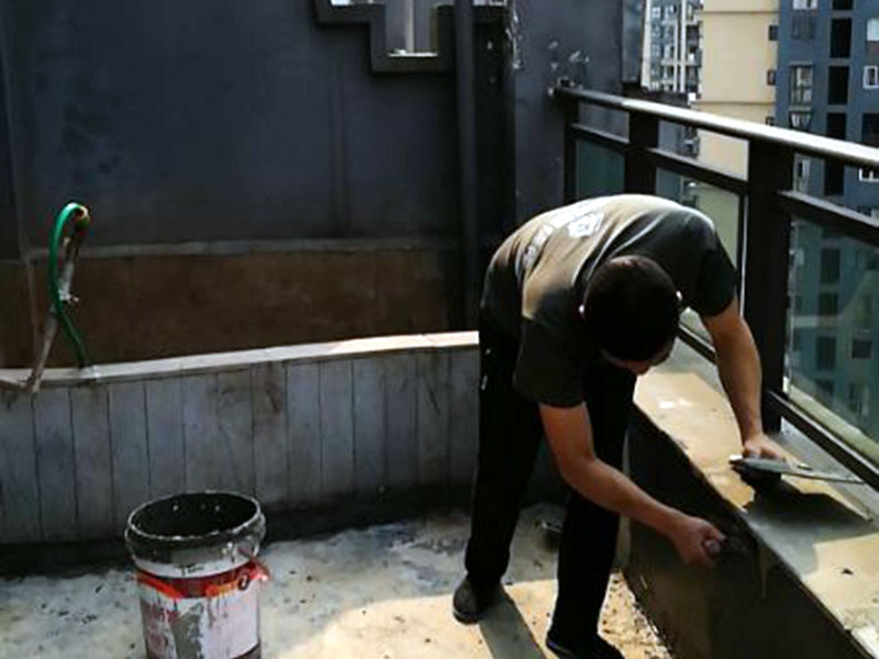 屋頂陽臺防水：1、將原防水層根除以后，找平，將本來下部保溫層里存的水進行排干，設一些排氣孔做排氣辦法，將保溫層里的水分排干。 2、做完防水層以后，必定要做找坡處理，不要形成屋面部分存水，通常設置水泥砂漿找平找坡，找坡的斜度不小于3％。 3、做完防水以后，需求進行閉水實驗，不漏水為合格，美化，在做美化和土建交叉作業(yè)的情況下，盡量不要損壞下部的防水層，一旦損壞了，要及時修補處理。