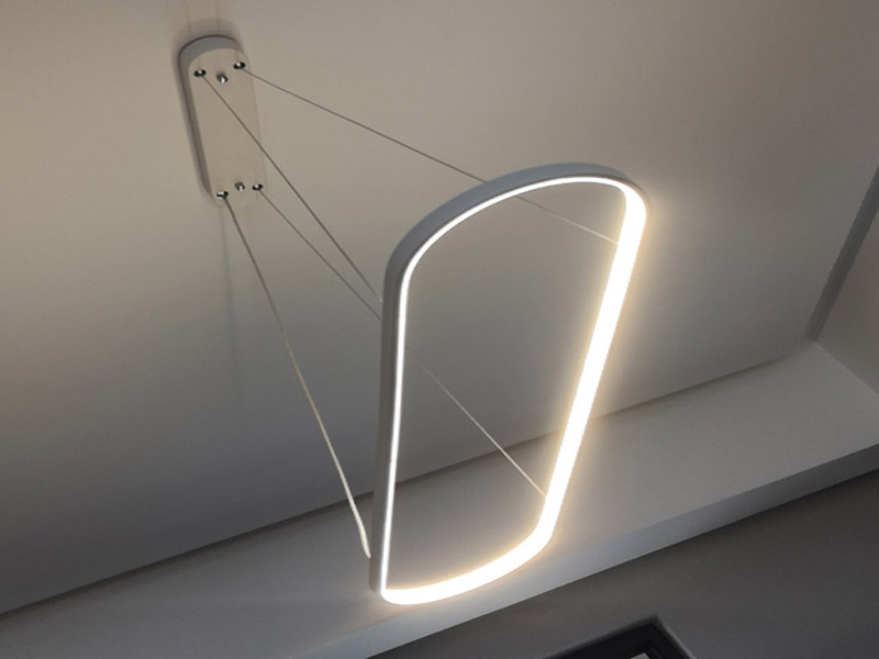 全屋燈具安裝：首先將買來的燈具包裝打開，將里邊的配件區(qū)分，安裝配件/燈具配件/燈具，分好類了進(jìn)行燈具的進(jìn)行配套固定，然后開始進(jìn)行房頂?shù)臏y量，進(jìn)行找中就是房間的正中，一般都有房屋基礎(chǔ)留的電線盒，將燈具的固定底座的中心與房頂找的中心重合，然后底座固定的點位就是固定螺栓的點位，然后打眼，打眼現(xiàn)在一般的重的燈（超過10斤）/客廳燈用鐵膨脹螺栓10號轉(zhuǎn)頭打眼；如果是比較輕的燈用塑料脹管即可8號轉(zhuǎn)頭打眼。最后將電線與頂上的電線接上，然后試一下效果，可以得話，將底座固定好后，將燈掛上。