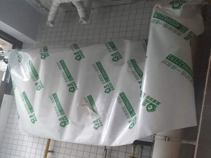 陽臺頂面修補：如果混凝土樓板是干燥的，則極大的可能是在吊頂之上這一段管道有漏水的地方，極小可能是濕氣過大凝結在金屬扣板上的冷凝水。除了直觀的漏水外，墻壁發(fā)霉，附近地板變形，大部分都是滲漏水導致的。 進水管是一直有水的而且有水壓，通常如果是進水管漏水會比較嚴重，關掉水閘放空存水漏水就會停止。停用一段時間漏水減輕后，把地漏打開，往排水管里直接大量注水，注意不要灑到四周，如果漏水加劇，就是相對應的支線排水管漏水。如果停用一段時間，水閘也關了，存水也放空了，還是漏水不見減輕，就是主排水管漏水。