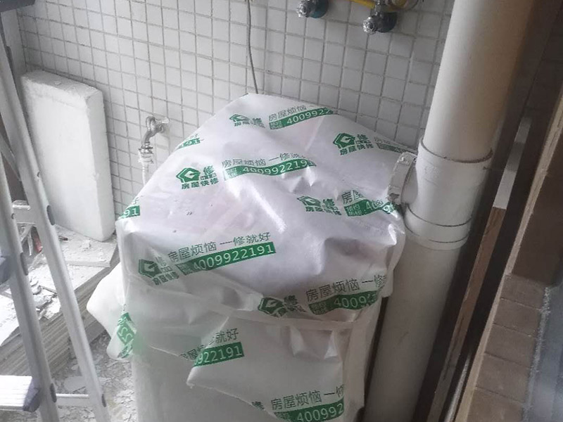 陽臺頂面修補：如果混凝土樓板是干燥的，則極大的可能是在吊頂之上這一段管道有漏水的地方，極小可能是濕氣過大凝結在金屬扣板上的冷凝水。除了直觀的漏水外，墻壁發(fā)霉，附近地板變形，大部分都是滲漏水導致的。 進水管是一直有水的而且有水壓，通常如果是進水管漏水會比較嚴重，關掉水閘放空存水漏水就會停止。停用一段時間漏水減輕后，把地漏打開，往排水管里直接大量注水，注意不要灑到四周，如果漏水加劇，就是相對應的支線排水管漏水。如果停用一段時間，水閘也關了，存水也放空了，還是漏水不見減輕，就是主排水管漏水。