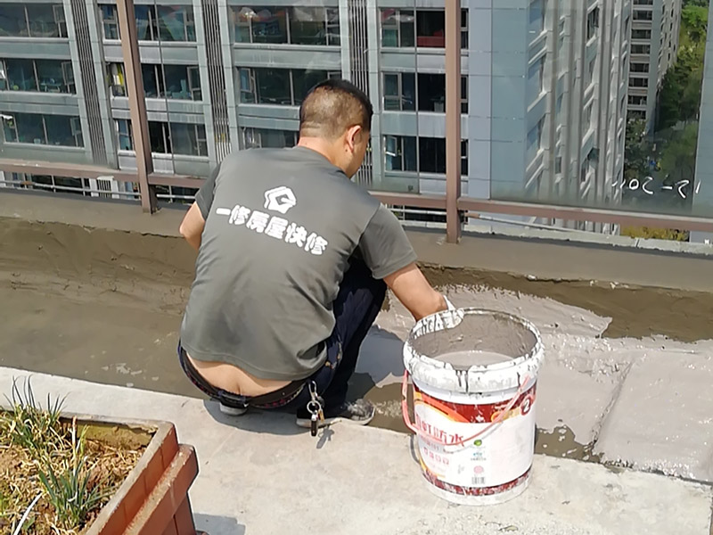 露臺防水維修：室外防水,基本上都是采用卷材粘貼的方式來做的。個人建議大家就選擇改良SBS防水卷材來做露臺的防水。這種也是最常用,價格也是很便宜的一種防水方式,做好了效果也是非常的好。 1、選擇防水涂料：暴露于自然的防水層的陽臺，暴露在溫暖的陽光，雨雪，嚴(yán)寒和熱溫度折磨，沒有優(yōu)異的性能和良好的保護(hù)措施，陣風(fēng)侵蝕，難以實現(xiàn)所需的阻力。 2、選擇柔軟排排出：在大雨和臺風(fēng)，降雨量超過排水地漏的容量更大，有可能是陽臺地面形成水。 3、地形必須設(shè)計有坡度：未密封的陽臺會在大雨的情況下淹沒房間。為了防止雨水進(jìn)入房間，在翻新地板時應(yīng)考慮水平傾斜，以確保水可以流入排水井而不能流入房間。露臺防水露臺防水 陽臺地板必須&mdash;&mdash;6030毫米內(nèi)部的地板的下方，朝向的排水和水保持在邊緣的外邊緣中的雨水管，以排出水的方向上的緩坡。