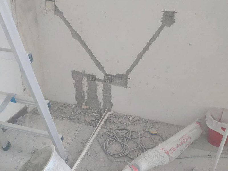 墻面電路開(kāi)槽：一般墻面盡量避免橫向開(kāi)槽：墻面開(kāi)槽需要注意橫向要少用，墻體橫向開(kāi)槽就會(huì)對(duì)墻體產(chǎn)生破壞，不僅破壞了墻體的結(jié)構(gòu)，也為我們的房子埋下了很多的安全隱患問(wèn)題，如果真的需要對(duì)墻體橫向開(kāi)槽，那么就一定要注意切不可用鉆頭直接對(duì)于墻體進(jìn)行開(kāi)槽，應(yīng)該用墻體開(kāi)割機(jī)。2.墻面橫向開(kāi)槽要注意厚度，一般原則不允許對(duì)于墻體橫向開(kāi)槽的，真的要這樣做的話，在開(kāi)槽前一定要注意一些事項(xiàng)，也要仔細(xì)考慮清楚是否真的需要橫向開(kāi)槽。 要遵循&ldquo;橫平豎直&rdquo;原則首先要關(guān)注水管、電線的鋪設(shè)是否合理，如果水管電線預(yù)埋不按規(guī)范，當(dāng)水電改造完成后，便難以確認(rèn)水管電線預(yù)埋的位置。&nbsp;<br></p><p>開(kāi)槽：用切割機(jī)械及電錘將線槽開(kāi)出。此過(guò)程要求工人對(duì)切割機(jī)使用熟練，才能嚴(yán)格按照線路裁切，還要細(xì)心謹(jǐn)慎，以防破壞其他墻面。