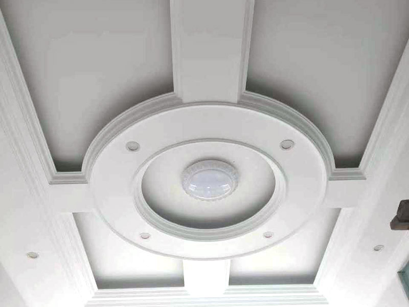 吊頂造型設計安裝:平面吊頂早期有用木板頂、石膏吊頂、抹灰頂，現(xiàn)在多用于封材式（扣板式）吊頂，其造型可以根據(jù)扣板的花型和扣板的形式來選擇設計吊頂造型，很是方便。具體造型要根據(jù)房間大小和房間結構來設計選材。 平面吊頂特點就是相當于給頂面加了個平板而已，通常會在里面設計加輔助光源。下圖吊頂是平面吊頂中是最簡單的造型設計（先做龍骨架）。一般只用于門廳、餐廳等面積較小的區(qū)域。 有的平面吊頂是為了增加隔熱保溫性，在頂層使用到平面吊頂。如果使用面積較大(建議房高大于2.7米時使用)。 石膏扣板也同樣發(fā)展有多種花樣和造型，在比較寬敞的大客廳中間就可以選用帶有花樣的石膏扣板，作為平面吊頂?shù)脑煨驮O計，很是高端雅致，比較適合歐美風格的家裝設計選用。