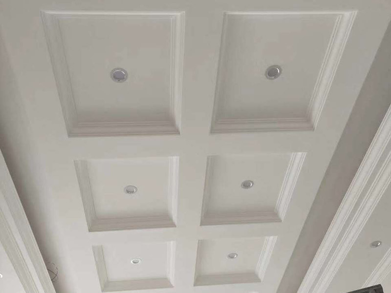 吊頂造型設計安裝:平面吊頂早期有用木板頂、石膏吊頂、抹灰頂，現(xiàn)在多用于封材式（扣板式）吊頂，其造型可以根據(jù)扣板的花型和扣板的形式來選擇設計吊頂造型，很是方便。具體造型要根據(jù)房間大小和房間結構來設計選材。 平面吊頂特點就是相當于給頂面加了個平板而已，通常會在里面設計加輔助光源。下圖吊頂是平面吊頂中是最簡單的造型設計（先做龍骨架）。一般只用于門廳、餐廳等面積較小的區(qū)域。 有的平面吊頂是為了增加隔熱保溫性，在頂層使用到平面吊頂。如果使用面積較大(建議房高大于2.7米時使用)。 石膏扣板也同樣發(fā)展有多種花樣和造型，在比較寬敞的大客廳中間就可以選用帶有花樣的石膏扣板，作為平面吊頂?shù)脑煨驮O計，很是高端雅致，比較適合歐美風格的家裝設計選用。