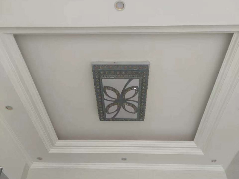 吊頂造型設計安裝:平面吊頂早期有用木板頂、石膏吊頂、抹灰頂，現(xiàn)在多用于封材式（扣板式）吊頂，其造型可以根據(jù)扣板的花型和扣板的形式來選擇設計吊頂造型，很是方便。具體造型要根據(jù)房間大小和房間結構來設計選材。 平面吊頂特點就是相當于給頂面加了個平板而已，通常會在里面設計加輔助光源。下圖吊頂是平面吊頂中是最簡單的造型設計（先做龍骨架）。一般只用于門廳、餐廳等面積較小的區(qū)域。 有的平面吊頂是為了增加隔熱保溫性，在頂層使用到平面吊頂。如果使用面積較大(建議房高大于2.7米時使用)。 石膏扣板也同樣發(fā)展有多種花樣和造型，在比較寬敞的大客廳中間就可以選用帶有花樣的石膏扣板，作為平面吊頂?shù)脑煨驮O計，很是高端雅致，比較適合歐美風格的家裝設計選用。