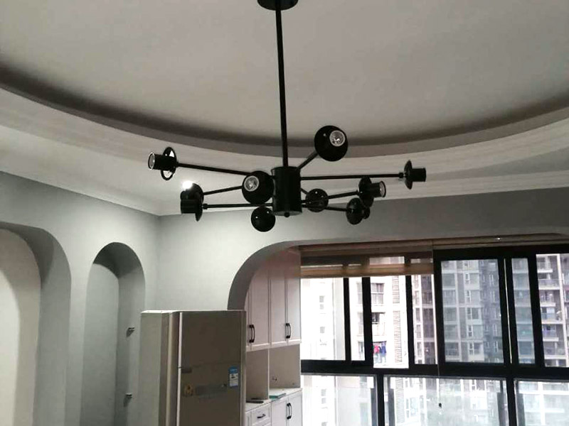 客廳裝修改造：裝修施工的時(shí)候業(yè)主可以根據(jù)自己的需求將房屋的墻體進(jìn)行一些拆改可以將一些不實(shí)用的墻體拆除但是一定要切記絕對(duì)不能改動(dòng)承重墻。裝修這個(gè)工序主要是對(duì)墻面進(jìn)行打磨然后可以根據(jù)自己的喜好選擇是刷涂料或者是貼壁紙。在選擇涂料時(shí)千萬不能只是圖便宜盡量選擇環(huán)保健康的產(chǎn)品。房子空間布局有不合理的地方特別是衛(wèi)生間跟廚房的設(shè)計(jì)功能不太合理所以需要留神考慮化解這種弊端。同時(shí)有些舊房子陽臺(tái)也可以跟客廳融合一體作為客廳的一個(gè)延伸區(qū)如果考慮的好又?jǐn)U大了空間。