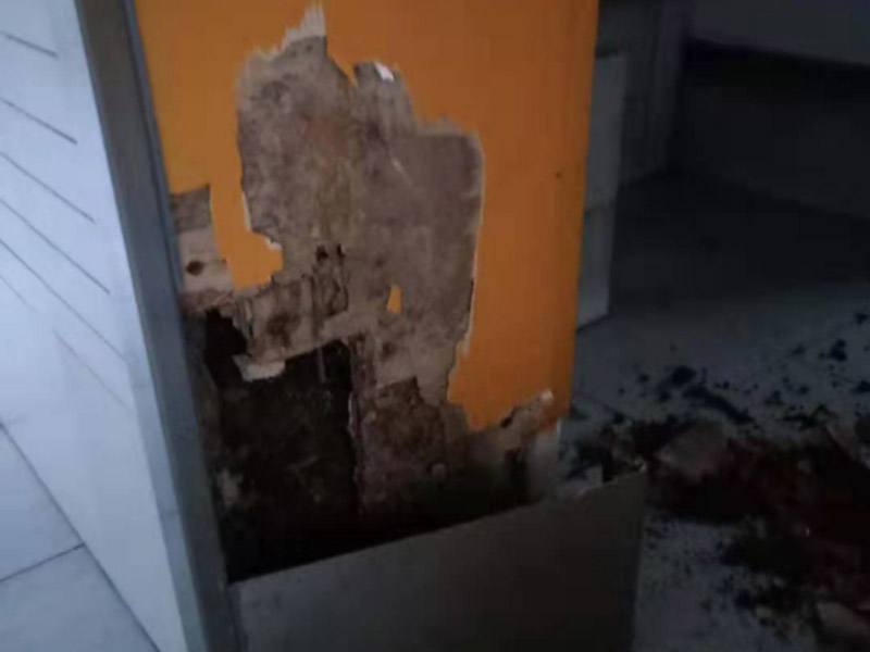 墻壁局部修補(bǔ)：修補(bǔ)墻面有的時(shí)候,墻面滲水發(fā)霉可以直接更換水管或者修補(bǔ):也是很簡(jiǎn)單的,如修補(bǔ)墻面果是水管的原因,可以更換水管,或者是先利用修補(bǔ)水管的專用膠布作臨時(shí)修補(bǔ)。 首先來(lái)說(shuō)，鏟除剝落部分重刮膩?zhàn)?，也是基本施工，白墻或者裸墻局部起鼓或者輕微龜裂剝落的話，可以把出現(xiàn)問(wèn)題的地方鏟除，并將鏟除部分的邊緣磨平滑后，重新刮一次膩?zhàn)?，上底漆，再刷再涂，不過(guò)可能會(huì)跟原來(lái)的墻面有一點(diǎn)色差。 其次來(lái)說(shuō)，接滾刷面漆覆蓋局部，非常簡(jiǎn)單，如果是簡(jiǎn)單的掉色，一般建議采取滾刷的方式，覆蓋新一輪底漆和相似的面漆就可以。 最后來(lái)說(shuō)，除舊墻全面施工刷新，這個(gè)要素的了解，全面施工等于重新裝修一樣，工程量是最大的，適用于存在多處開(kāi)裂、掉皮、起粉現(xiàn)象的墻面。