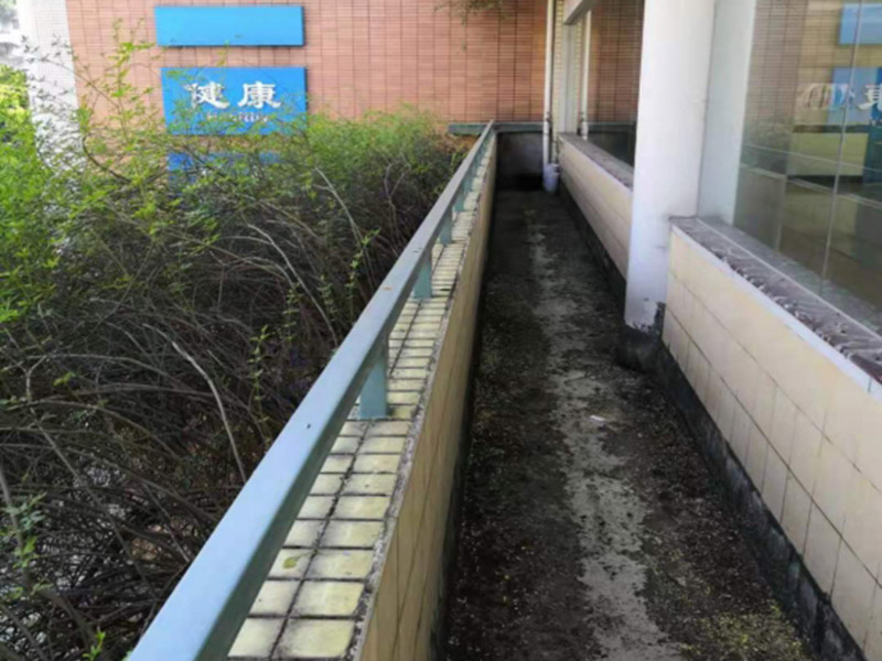 陽(yáng)臺(tái)欄桿翻新：首先需要用砂紙擦亮欄桿的銹蝕，但必須擦亮干凈、生銹和迅速脫落的油漆。研磨干凈后，先刷一刷防銹漆，只有先刷一下防銹漆對(duì)欄桿的氧化反應(yīng)有很好的隔離效果，所以不易生銹。最后，好的防銹漆可以刷出油漆的表面，此時(shí)油漆刷必須攪拌均勻，所以刷漆的顏色可以均勻，不易脫落。