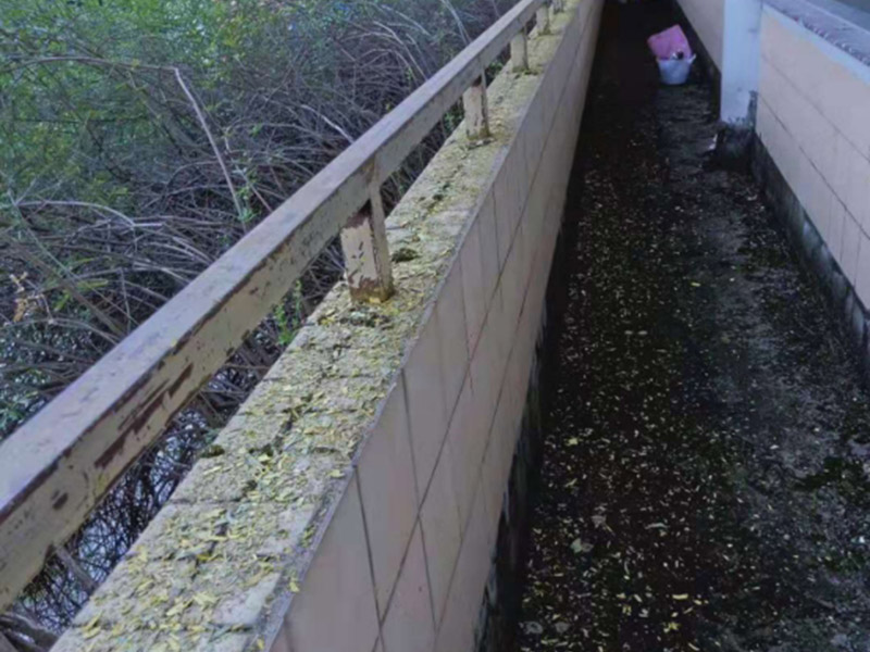 陽(yáng)臺(tái)欄桿翻新：首先需要用砂紙擦亮欄桿的銹蝕，但必須擦亮干凈、生銹和迅速脫落的油漆。研磨干凈后，先刷一刷防銹漆，只有先刷一下防銹漆對(duì)欄桿的氧化反應(yīng)有很好的隔離效果，所以不易生銹。最后，好的防銹漆可以刷出油漆的表面，此時(shí)油漆刷必須攪拌均勻，所以刷漆的顏色可以均勻，不易脫落。