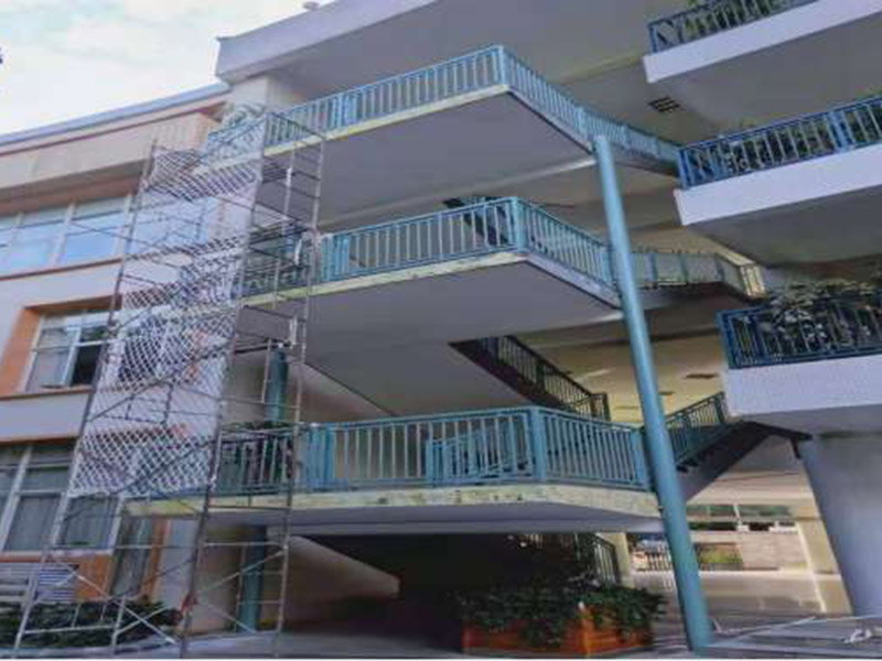 護欄翻新裝修：第一、在使用前可以在圍欄表面噴上防腐漆，這樣能起到降低圍欄生銹的效果。 第二、在祛除圍欄表面的銹時，可以使用具有酸性的液體。 第三、汽油也能阻止圍欄生銹，因此可以選擇汽油來作保養(yǎng)，防止銹蝕進行擴散。 其中在表面噴灑油漆和汽油是比較簡單和常用的方法。硫酸腐蝕性強容易腐蝕到肌膚建議不要采用。然而用油漆和汽油也要注意，因為油漆和汽油兩種液體容易燃燒，噴灑時要與火源隔絕，避免災(zāi)難的發(fā)生。