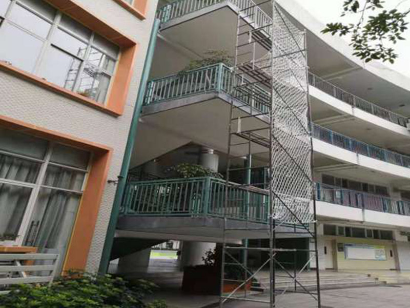 護欄翻新裝修：第一、在使用前可以在圍欄表面噴上防腐漆，這樣能起到降低圍欄生銹的效果。 第二、在祛除圍欄表面的銹時，可以使用具有酸性的液體。 第三、汽油也能阻止圍欄生銹，因此可以選擇汽油來作保養(yǎng)，防止銹蝕進行擴散。 其中在表面噴灑油漆和汽油是比較簡單和常用的方法。硫酸腐蝕性強容易腐蝕到肌膚建議不要采用。然而用油漆和汽油也要注意，因為油漆和汽油兩種液體容易燃燒，噴灑時要與火源隔絕，避免災(zāi)難的發(fā)生。