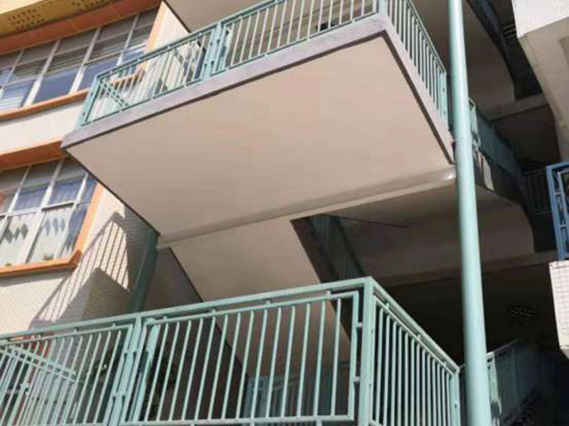 護欄翻新裝修：第一、在使用前可以在圍欄表面噴上防腐漆，這樣能起到降低圍欄生銹的效果。 第二、在祛除圍欄表面的銹時，可以使用具有酸性的液體。 第三、汽油也能阻止圍欄生銹，因此可以選擇汽油來作保養(yǎng)，防止銹蝕進行擴散。 其中在表面噴灑油漆和汽油是比較簡單和常用的方法。硫酸腐蝕性強容易腐蝕到肌膚建議不要采用。然而用油漆和汽油也要注意，因為油漆和汽油兩種液體容易燃燒，噴灑時要與火源隔絕，避免災(zāi)難的發(fā)生。