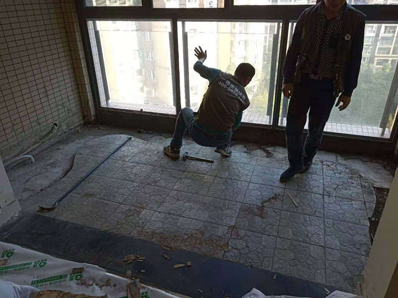 客廳陽臺地板拆除：先從踢腳線的開始拆，用平口啰嗦刀沿著踢腳線開始劃開。把踢腳線劃開后，就能把踢腳邊取下。地板就松動了，再順著松動的地板移動，讓更大面積的地板繼續(xù)松動。只到能方便取下，再動手取地板。拆地板的時候，不要亂拆，要順著地板的順序拆。一塊一塊的拆下，在拆的過程中若不好取，就要螺絲刀幫忙，就好拆多了。雖然舊地板還能有利于價值，所以拆的時候要盡量保存完整。但在拆地板的時候，即使再小心都會有破損的，所以要有這些心理準備。待舊地板完全拆完后，把地面清掃干凈。再晾一段時間才能重新裝地板，因此潮濕的地面是不適合裝地板的，等完全干燥透了再鋪新的地板。