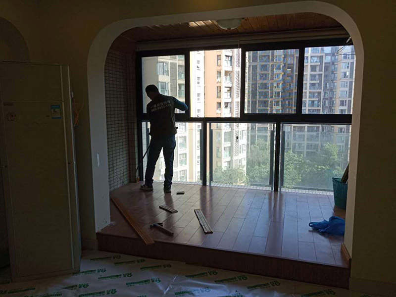 客廳陽臺地板拆除：先從踢腳線的開始拆，用平口啰嗦刀沿著踢腳線開始劃開。把踢腳線劃開后，就能把踢腳邊取下。地板就松動了，再順著松動的地板移動，讓更大面積的地板繼續(xù)松動。只到能方便取下，再動手取地板。拆地板的時候，不要亂拆，要順著地板的順序拆。一塊一塊的拆下，在拆的過程中若不好取，就要螺絲刀幫忙，就好拆多了。雖然舊地板還能有利于價值，所以拆的時候要盡量保存完整。但在拆地板的時候，即使再小心都會有破損的，所以要有這些心理準備。待舊地板完全拆完后，把地面清掃干凈。再晾一段時間才能重新裝地板，因此潮濕的地面是不適合裝地板的，等完全干燥透了再鋪新的地板。