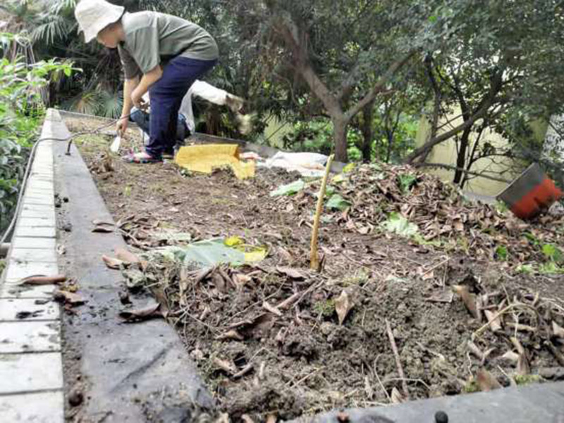 露臺(tái)清理翻新：露臺(tái)的玻璃一般都是鋼化玻璃，鋼化玻璃相對(duì)于普通的玻璃來(lái)說(shuō)，韌度較好，安全性能也比較高的，但是再怎么說(shuō)都是玻璃，也是易碎品，所以日常生活中要格外注意。 如果有油跡的話，可以用濕布蘸上基地煤油、白酒，輕輕一抹，很快就會(huì)干凈許多。施工時(shí)不小心濺上油漆的話，可以在抹布上滴幾滴食醋。日常清潔的時(shí)候，記住一些小技巧也可以幫到你哦！防止時(shí)間一長(zhǎng)，玻璃發(fā)黑的話，可以平常蘸上點(diǎn)牙膏再擦拭。如果家里有裝修沒(méi)用完的石膏粉，混在清水里面，涂在玻璃上，然后等它干了就給擦掉，會(huì)發(fā)現(xiàn)光潔許多呢。