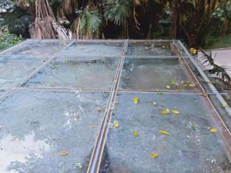 露臺(tái)清理翻新：露臺(tái)的玻璃一般都是鋼化玻璃，鋼化玻璃相對(duì)于普通的玻璃來(lái)說(shuō)，韌度較好，安全性能也比較高的，但是再怎么說(shuō)都是玻璃，也是易碎品，所以日常生活中要格外注意。 如果有油跡的話，可以用濕布蘸上基地煤油、白酒，輕輕一抹，很快就會(huì)干凈許多。施工時(shí)不小心濺上油漆的話，可以在抹布上滴幾滴食醋。日常清潔的時(shí)候，記住一些小技巧也可以幫到你哦！防止時(shí)間一長(zhǎng)，玻璃發(fā)黑的話，可以平常蘸上點(diǎn)牙膏再擦拭。如果家里有裝修沒(méi)用完的石膏粉，混在清水里面，涂在玻璃上，然后等它干了就給擦掉，會(huì)發(fā)現(xiàn)光潔許多呢。