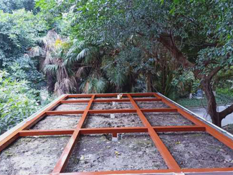 露臺(tái)清理翻新：露臺(tái)的玻璃一般都是鋼化玻璃，鋼化玻璃相對(duì)于普通的玻璃來(lái)說(shuō)，韌度較好，安全性能也比較高的，但是再怎么說(shuō)都是玻璃，也是易碎品，所以日常生活中要格外注意。 如果有油跡的話，可以用濕布蘸上基地煤油、白酒，輕輕一抹，很快就會(huì)干凈許多。施工時(shí)不小心濺上油漆的話，可以在抹布上滴幾滴食醋。日常清潔的時(shí)候，記住一些小技巧也可以幫到你哦！防止時(shí)間一長(zhǎng)，玻璃發(fā)黑的話，可以平常蘸上點(diǎn)牙膏再擦拭。如果家里有裝修沒(méi)用完的石膏粉，混在清水里面，涂在玻璃上，然后等它干了就給擦掉，會(huì)發(fā)現(xiàn)光潔許多呢。