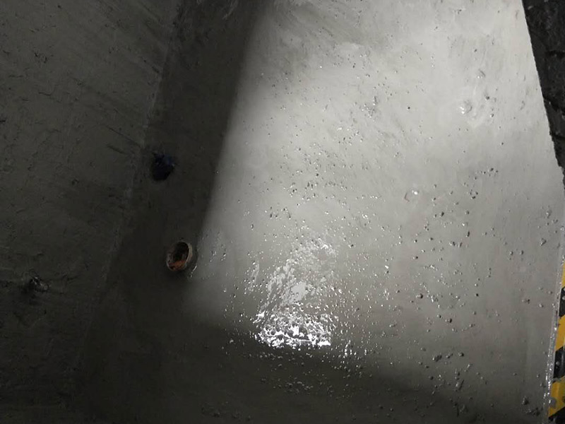 衛(wèi)生間基層防水：1.利用水泥砂漿水泥砂漿或豆石混凝土鋪平坡度。2.利用管根密封膏封嚴管線，管線要穿透樓板根部。刷防水涂料時可以貼1-2層玻璃絲布加強防水性。3.墻壁表面打磨成干凈平光沒有顆粒灰塵，墻壁與地面的交接區(qū)域注意原角和坡角的設置。4.聚氨酯防水涂膜由管根和墻角處開始進行涂抹，在常溫下經過4小時放干后，再大面積涂抹和刮刷。注意涂料總厚度大于1. 5毫米，不能有漏刮和鼓泡的不良現(xiàn)象。24小時后立面涂刷下一層，之后再以垂直的方向進行二次涂刷。最后涂膜半固化，拋甩粗砂粒方便與水泥砂漿融合。5.防水層的設置與具體區(qū)域有關。防水地面的防水層應高出地面200寬，地面防水層應超出衛(wèi)生間門口以外300寬。而又淋浴的衛(wèi)生間墻面防水層則應設置為高出地面1800寬。6.展開閉水實驗的時候，先完成防水工作再利用包立管方法。之后再局部進行防水。閉水試驗也可為了避免破壞地面防水層而免做。