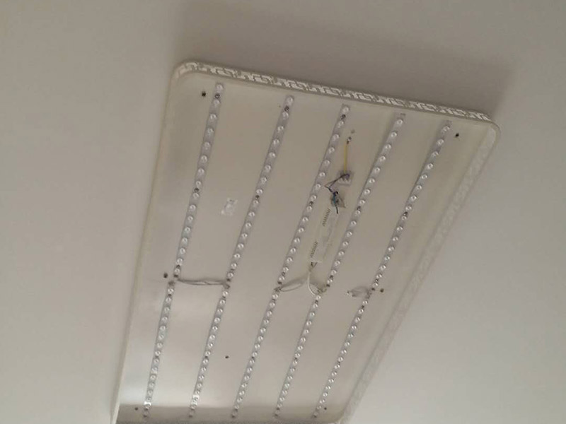 吸頂燈拆裝維修:1.首先，關(guān)掉開關(guān)，在折疊梯子的幫助下，拆掉led吸頂燈的外殼，并檢查燈管是否出現(xiàn)發(fā)黑發(fā)暗的地方。如果有，很有可能是燈管已經(jīng)損壞了。必須更換了，這種LED燈管在五金商店里面可以買到，建議選擇知名品牌。 2.其次，如果燈管還是完好的，那么應(yīng)該試著擰緊燈管接頭處看是否發(fā)生接觸不良現(xiàn)象，這種情況也比較簡單的操作，也是容易發(fā)生的。 3.接著，如果上述問題都沒有發(fā)生的話，可以檢查它的鎮(zhèn)流器是否完好，是否有燒焦的味道，鎮(zhèn)流器的外表是否有黑乎乎的燒焦現(xiàn)象，如果有，那么很大可能性就是鎮(zhèn)流器的問題。更換一個就好了，鎮(zhèn)流器價(jià)格要比燈管貴一些。 4.最后，就是檢查led燈的接觸頭是否有電，如果沒有，那么應(yīng)該是開關(guān)或者線路的問題。