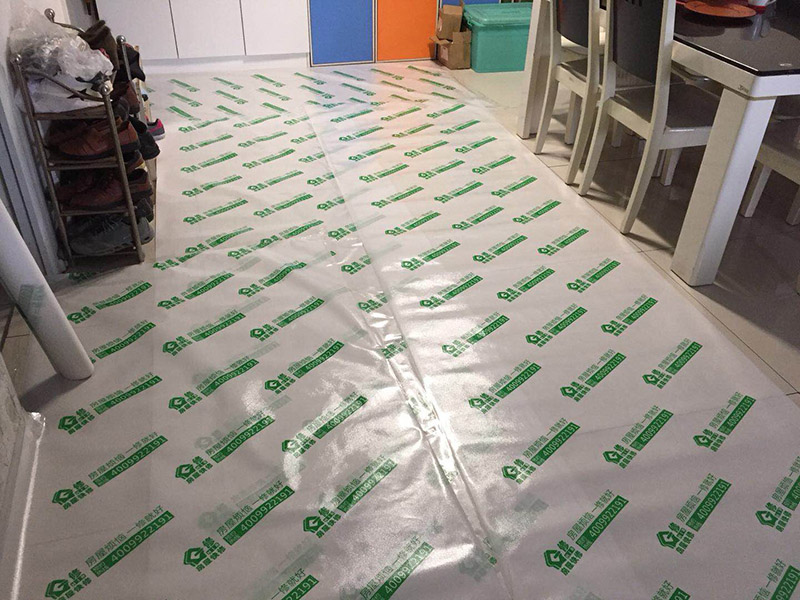裝修地面保護：各種裝修物料的進場以及各種建筑裝修垃圾的清理，都會經(jīng)過入戶門，這些物品在搬運的過程中，與入戶門發(fā)生磕碰、摩擦的機率大大增加，所以，第一個需要做好成品保護的地方就是我們的入戶門。建議：在裝修開工前直到家具進場期間，都需要對入戶門進行保護！對于這一點，可以使用成品保護膜將門包裹。瓷磚、地板的鋪裝，也屬于基礎(chǔ)裝修的部分，經(jīng)常發(fā)現(xiàn)瓷磚施工時和施工后都沒有做成品保護工作，具體的表現(xiàn)有：瓷磚邊鋪邊勾縫、在剛鋪的瓷磚、地板上堆放雜物、剛鋪的瓷磚就在上面走動踩踏、地面瓷磚、地板沒有使用成品保護膜覆蓋等，這些都會影響瓷磚的鋪貼效果，造成瓷磚的施工質(zhì)量問題。