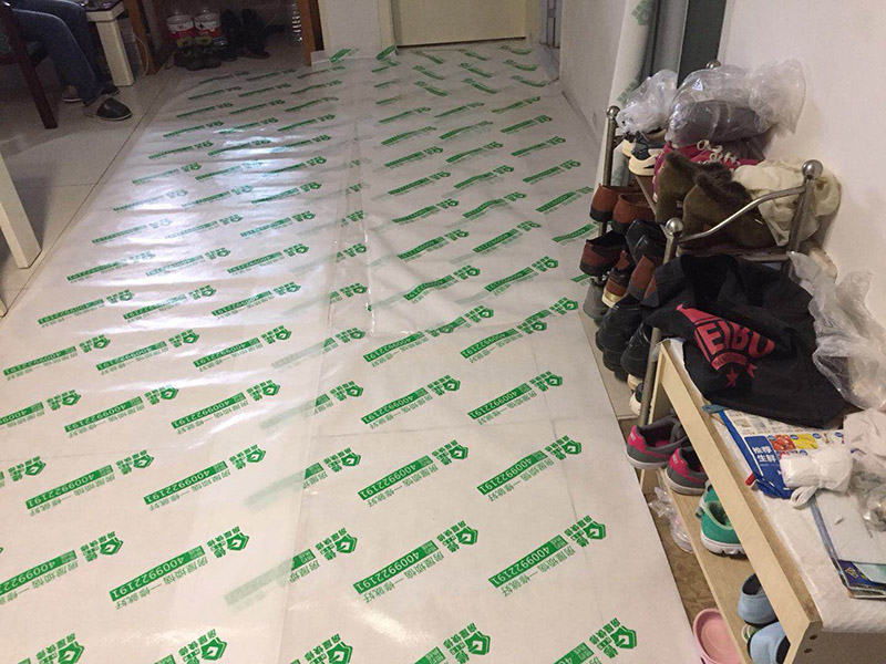 裝修地面保護：各種裝修物料的進場以及各種建筑裝修垃圾的清理，都會經(jīng)過入戶門，這些物品在搬運的過程中，與入戶門發(fā)生磕碰、摩擦的機率大大增加，所以，第一個需要做好成品保護的地方就是我們的入戶門。建議：在裝修開工前直到家具進場期間，都需要對入戶門進行保護！對于這一點，可以使用成品保護膜將門包裹。瓷磚、地板的鋪裝，也屬于基礎(chǔ)裝修的部分，經(jīng)常發(fā)現(xiàn)瓷磚施工時和施工后都沒有做成品保護工作，具體的表現(xiàn)有：瓷磚邊鋪邊勾縫、在剛鋪的瓷磚、地板上堆放雜物、剛鋪的瓷磚就在上面走動踩踏、地面瓷磚、地板沒有使用成品保護膜覆蓋等，這些都會影響瓷磚的鋪貼效果，造成瓷磚的施工質(zhì)量問題。