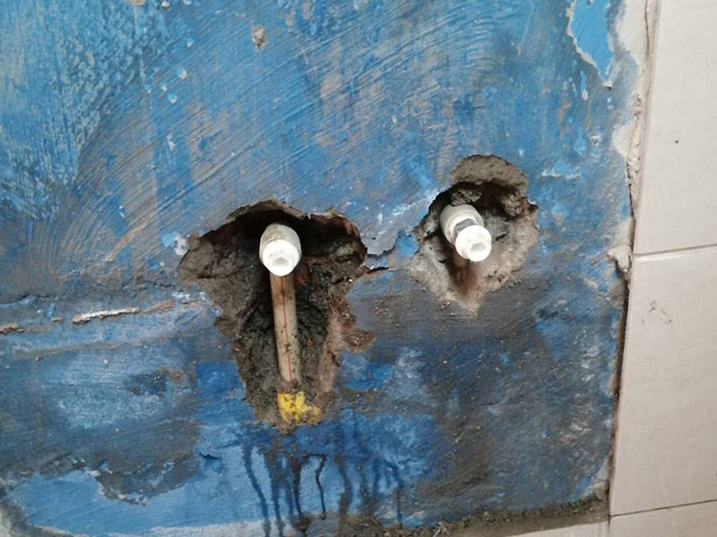 浴室精準(zhǔn)找漏：將衛(wèi)生間磁片、蹲便器和找平層敲開至基層，并用清水沖洗干凈。要求做到?jīng)]有油污，灰塵，碎石以及其它雜質(zhì)?；嬗锌障?、裂縫、不平等缺陷的，用水泥砂漿修補(bǔ)抹平。使基面必須堅(jiān)固、平整、干凈，無(wú)灰塵、油膩、蠟、脫模劑等以及其他碎屑物質(zhì)。衛(wèi)生間防水層完成后，要進(jìn)行成品保護(hù)，不得上人走動(dòng)。并進(jìn)行24-48小時(shí)閉水試驗(yàn)，經(jīng)檢驗(yàn)確認(rèn)合格后，方可進(jìn)行下道工序施工。