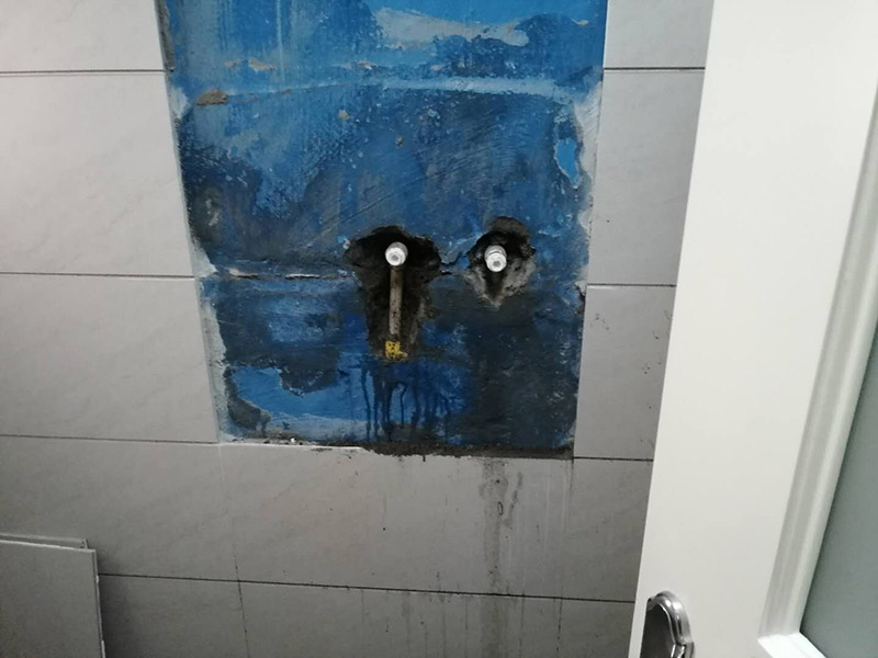 浴室精準(zhǔn)找漏：將衛(wèi)生間磁片、蹲便器和找平層敲開至基層，并用清水沖洗干凈。要求做到?jīng)]有油污，灰塵，碎石以及其它雜質(zhì)?；嬗锌障?、裂縫、不平等缺陷的，用水泥砂漿修補(bǔ)抹平。使基面必須堅(jiān)固、平整、干凈，無(wú)灰塵、油膩、蠟、脫模劑等以及其他碎屑物質(zhì)。衛(wèi)生間防水層完成后，要進(jìn)行成品保護(hù)，不得上人走動(dòng)。并進(jìn)行24-48小時(shí)閉水試驗(yàn)，經(jīng)檢驗(yàn)確認(rèn)合格后，方可進(jìn)行下道工序施工。