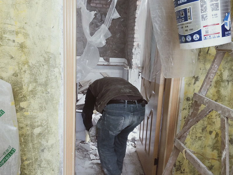 廚房瓷磚拆除：墻面上應(yīng)該還有些其他東西，比如掛毛巾的架子，放廚具的架子等等。先把這些物品都小心翼翼的拆下來，還原一面光潔的墻面，才好進(jìn)行拆卸工作。拆卸的時候要先從墻低的第一塊磚開始拆卸，要是直接隨便從上面那一塊拆卸，拆到一半就會擋住下面的瓷磚，讓下面的瓷磚不好拆了。先用垂子敲最下面的那塊磚，把瓷磚敲松動。送動后，再用戴了手套的手把瓷磚拿下來，小心碎了瓷磚不要劃到手了。拆卸下來的瓷磚堆積在地上很不方便繼續(xù)工作，這個時候上面提到的推車就派上用場了。用推車把瓷磚運走，清理干凈現(xiàn)場，然后繼續(xù)拆卸，直到整面的墻面都拆卸完整。