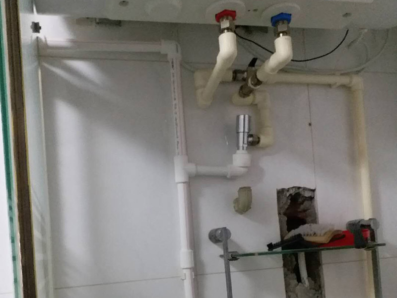 暗管改明管維修：房子里明裝的管道,適合于土建的粉飾作業(yè)結(jié)束之后施行,配裝之前,需要幫助土建準確的預留或者是預埋孔洞以及套管。明敷的給水立管宜布置在靠近用水量大的衛(wèi)生器具的墻角、墻邊或立柱旁。   明敷的給水管不得穿越臥室、儲藏室以及煙道、風道；給水管道不得緊挨熱源；給水立管距熱水器或者灶邊凈距不得小于內(nèi)400mm，當條件不具備時，但最小凈距不得小于200mm。   根據(jù)住宅給水管道工程防凍保濕技術(shù)規(guī)程的要求給水管無論是室外明露敷設(shè)時，還是在室內(nèi)明敷都要考慮的一些可能的情況，如可能有冬季較容低溫度的冰凍現(xiàn)象，這時在鋪設(shè)時就應(yīng)采取防凍措施，確保管道外觀美觀的同時，應(yīng)用更加安全。