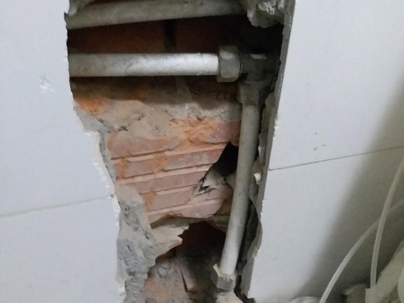 暗管改明管維修：房子里明裝的管道,適合于土建的粉飾作業(yè)結(jié)束之后施行,配裝之前,需要幫助土建準確的預留或者是預埋孔洞以及套管。明敷的給水立管宜布置在靠近用水量大的衛(wèi)生器具的墻角、墻邊或立柱旁。   明敷的給水管不得穿越臥室、儲藏室以及煙道、風道；給水管道不得緊挨熱源；給水立管距熱水器或者灶邊凈距不得小于內(nèi)400mm，當條件不具備時，但最小凈距不得小于200mm。   根據(jù)住宅給水管道工程防凍保濕技術(shù)規(guī)程的要求給水管無論是室外明露敷設(shè)時，還是在室內(nèi)明敷都要考慮的一些可能的情況，如可能有冬季較容低溫度的冰凍現(xiàn)象，這時在鋪設(shè)時就應(yīng)采取防凍措施，確保管道外觀美觀的同時，應(yīng)用更加安全。