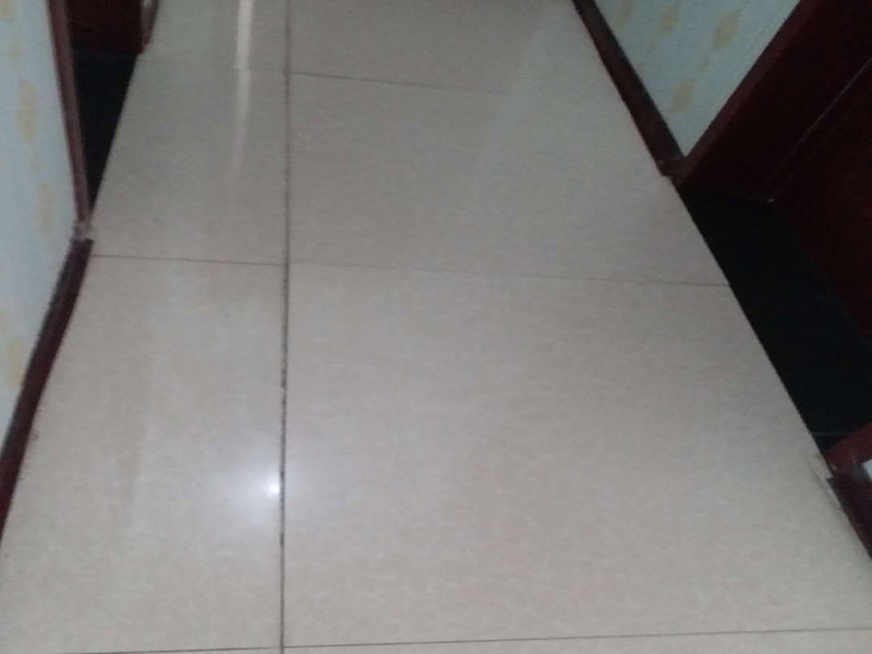 走廊地磚拆裝更換：首先我們應(yīng)查看原有磚的現(xiàn)狀，若出現(xiàn)局部破損、出現(xiàn)多處發(fā)出咚咚聲或掉落、嚴重污跡，針對這樣的情況我們必須拆除更換，因為簡單的去修補達不到好的效果了，因為如果你只想換其中的幾塊磚，很難選到顏色、型號和款式一致的地磚。 瓷質(zhì)磚表面處理劑和粘結(jié)劑，這些材料可直接涂刷于舊磚面上，接著直接鋪上新磚即可，節(jié)省了時間和精力，無論為何種瓷磚，都可以直接在舊瓷磚上直接貼新磚。但是若有重起鼓或損壞的瓷磚需鏟除，然后用表面處理劑修補，最后用瓷磚粘結(jié)劑粘貼新瓷磚即可。