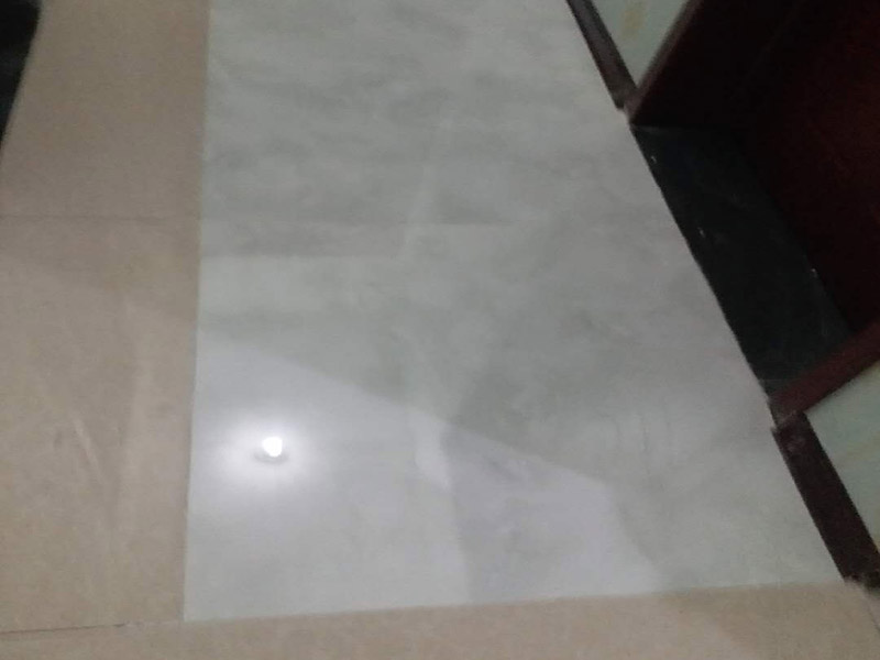 走廊地磚拆裝更換：首先我們應(yīng)查看原有磚的現(xiàn)狀，若出現(xiàn)局部破損、出現(xiàn)多處發(fā)出咚咚聲或掉落、嚴重污跡，針對這樣的情況我們必須拆除更換，因為簡單的去修補達不到好的效果了，因為如果你只想換其中的幾塊磚，很難選到顏色、型號和款式一致的地磚。 瓷質(zhì)磚表面處理劑和粘結(jié)劑，這些材料可直接涂刷于舊磚面上，接著直接鋪上新磚即可，節(jié)省了時間和精力，無論為何種瓷磚，都可以直接在舊瓷磚上直接貼新磚。但是若有重起鼓或損壞的瓷磚需鏟除，然后用表面處理劑修補，最后用瓷磚粘結(jié)劑粘貼新瓷磚即可。