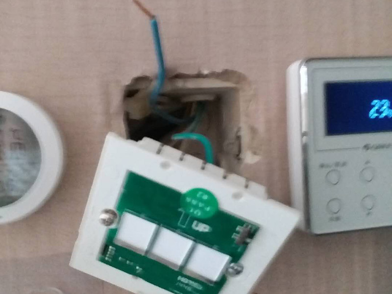 更換開關(guān)插座面板：首先斷開家里的總電源，然后用改錐撬動開關(guān)面板邊上的凹槽，面板的第1層就打開了，可以看到里面有兩顆螺絲擰開，這樣整個面板就可以被拉出，可以看到里面的電盒，以及電線，擰開面板里面的螺絲把電線取出，但是要記住，電線的位置，他們分別是火線，地線，零線。然后換上新的面板，注意三根電線千萬不要接錯，位置是一樣的，換好以后，按照原來的順序安裝好面板打開電源，試一下開關(guān)，正常了就可以了。