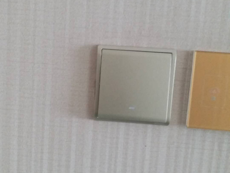 更換開關(guān)插座面板：首先斷開家里的總電源，然后用改錐撬動開關(guān)面板邊上的凹槽，面板的第1層就打開了，可以看到里面有兩顆螺絲擰開，這樣整個面板就可以被拉出，可以看到里面的電盒，以及電線，擰開面板里面的螺絲把電線取出，但是要記住，電線的位置，他們分別是火線，地線，零線。然后換上新的面板，注意三根電線千萬不要接錯，位置是一樣的，換好以后，按照原來的順序安裝好面板打開電源，試一下開關(guān)，正常了就可以了。