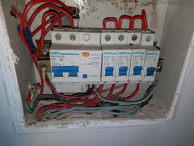 總閘接地線維修：1、裝設(shè)和拆除接地線時(shí)，必須兩人進(jìn)行。當(dāng)驗(yàn)明設(shè)備確實(shí)無(wú)電后，應(yīng)立即將檢修設(shè)備接地，并將三相短路。2、裝設(shè)和拆除接地線均應(yīng)使用絕緣棒并戴絕緣手套。3、裝設(shè)接地線必須先接接地端，后接導(dǎo)體端，必須接觸牢固。4、拆除接地線的順序與裝設(shè)接地線相反。