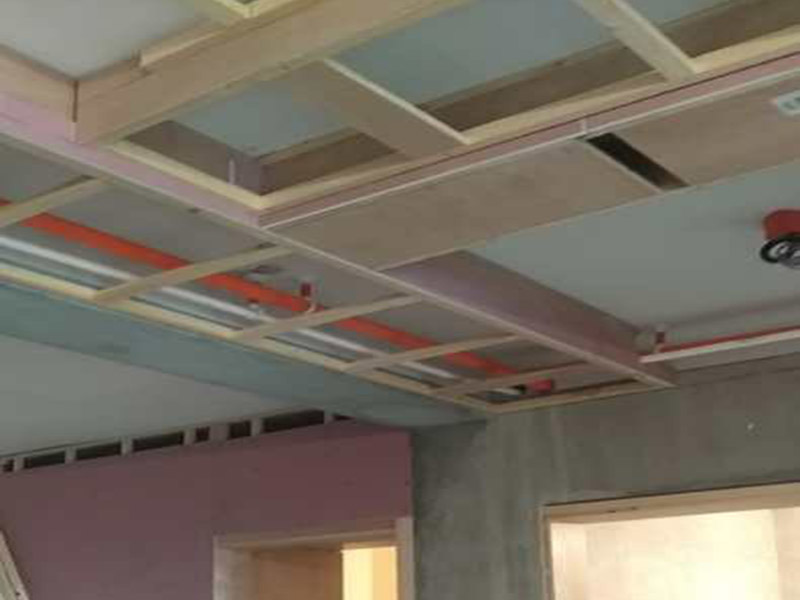 客廳吊頂裝修：客廳吊頂安裝前需要先畫好吊頂?shù)母鱾€尺寸，然后在房頂上固定好位置，再用沖擊鉆打孔，最后再把大龍骨用膨脹螺絲固定好。接下來將地上訂好的骨架托上天花板上，用方條當固定柱，并且橫豎都要打水平線來固定骨架，按照圖紙的的尺寸將多余的骨架鋸掉。下一步就是需要固定石膏板了，建議用十字架撐著吊頂上的石膏板，用螺絲加以固定，多余的石膏板需要切除。這樣之吊頂就差不多做好了。