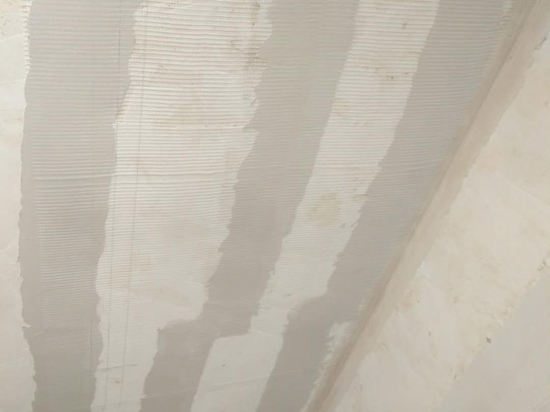 頂面墻面掛網(wǎng)裝修：新房毛坯房抹灰面未經(jīng)過任何處理的情況下,如果表面平整度、磨砂面均勻,無空鼓、裂痕,完全可以不必掛網(wǎng)。但是,對(duì)于水泥砂漿或是混合砂漿(大多數(shù)是)達(dá)不到上述要求和質(zhì)量,且表面的不均勻的細(xì)小紋理裂痕,采用掛網(wǎng)工藝,可以有效的避免后期的面層龜裂的產(chǎn)生,更好的保證墻面的質(zhì)量。特別是抹灰墻面長(zhǎng)久使用過程中,也會(huì)有一些生活過程中產(chǎn)生的震動(dòng)和共振,掛網(wǎng)對(duì)墻面整體面層會(huì)起到一定的保障作用的。