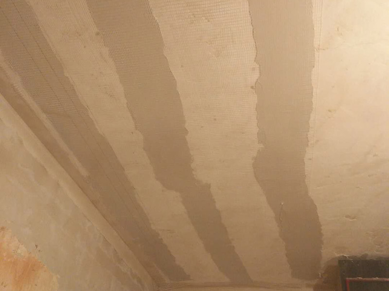 頂面墻面掛網(wǎng)裝修：新房毛坯房抹灰面未經(jīng)過任何處理的情況下,如果表面平整度、磨砂面均勻,無空鼓、裂痕,完全可以不必掛網(wǎng)。但是,對(duì)于水泥砂漿或是混合砂漿(大多數(shù)是)達(dá)不到上述要求和質(zhì)量,且表面的不均勻的細(xì)小紋理裂痕,采用掛網(wǎng)工藝,可以有效的避免后期的面層龜裂的產(chǎn)生,更好的保證墻面的質(zhì)量。特別是抹灰墻面長(zhǎng)久使用過程中,也會(huì)有一些生活過程中產(chǎn)生的震動(dòng)和共振,掛網(wǎng)對(duì)墻面整體面層會(huì)起到一定的保障作用的。