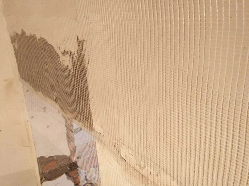 墻面掛網(wǎng)抹灰：掛網(wǎng)抹灰應(yīng)分層進(jìn)行。加氣混凝土砌塊外墻體，應(yīng)先掛網(wǎng)，用50#水泥釘固定牢固，固定釘與砼面間采用強(qiáng)力萬能膠粘結(jié)，每200mm間距貼一個(gè)，繃緊鋼絲網(wǎng)；搭縫寬度從縫邊起每邊不得小于125mm。墻面加氣混凝土塊刷好摻用水量10%的建筑膠素水泥漿以后應(yīng)及時(shí)抹灰，不得在素水泥漿風(fēng)干后再抹灰，否則，形成隔離層，不利于基層粘結(jié)。對(duì)于加氣塊與混凝土柱梁面交接的部位，加強(qiáng)網(wǎng)的搭接寬度不應(yīng)小于100mm。第一遍抹砂漿，配合比為1∶3，厚度5mm，掃毛或劃出紋線，養(yǎng)護(hù)，特干后，抹第二遍，用大杠將墻面刮平，木抹子搓平。用托線板檢查，要求垂直、平整，陰、陽角方正，頂板（梁）與墻面交角順直，管后陰角順直、平整、潔凈。