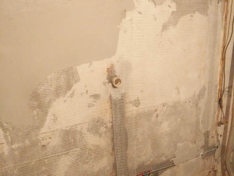 墻面掛網(wǎng)抹灰：掛網(wǎng)抹灰應(yīng)分層進(jìn)行。加氣混凝土砌塊外墻體，應(yīng)先掛網(wǎng)，用50#水泥釘固定牢固，固定釘與砼面間采用強(qiáng)力萬能膠粘結(jié)，每200mm間距貼一個(gè)，繃緊鋼絲網(wǎng)；搭縫寬度從縫邊起每邊不得小于125mm。墻面加氣混凝土塊刷好摻用水量10%的建筑膠素水泥漿以后應(yīng)及時(shí)抹灰，不得在素水泥漿風(fēng)干后再抹灰，否則，形成隔離層，不利于基層粘結(jié)。對(duì)于加氣塊與混凝土柱梁面交接的部位，加強(qiáng)網(wǎng)的搭接寬度不應(yīng)小于100mm。第一遍抹砂漿，配合比為1∶3，厚度5mm，掃毛或劃出紋線，養(yǎng)護(hù)，特干后，抹第二遍，用大杠將墻面刮平，木抹子搓平。用托線板檢查，要求垂直、平整，陰、陽角方正，頂板（梁）與墻面交角順直，管后陰角順直、平整、潔凈。