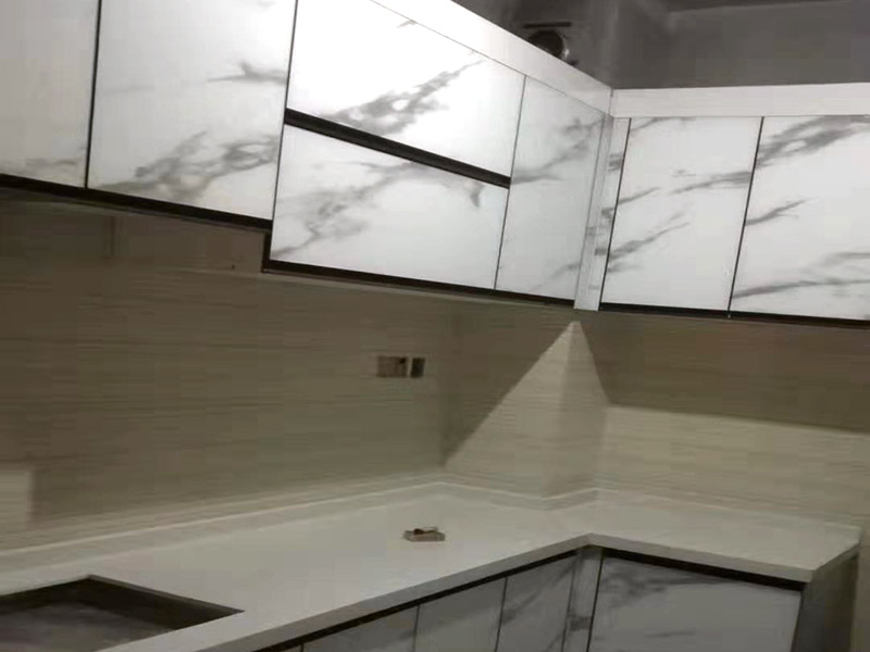 櫥柜裝修翻新：櫥柜翻新首先看下內(nèi)部柜體是否完好，如果還可以的話，我們只需要更換櫥柜門(mén)就可以了，畢竟全部換柜很麻煩，只要換個(gè)相同尺寸的櫥柜門(mén)就會(huì)有煥然一新的感覺(jué)?；蛘吖耋w本身材料還可以只是外表的漆面有脫落，比較難看，那么可以用沙皮刷掉表面漆層，然后重新噴涂其他漆色來(lái)?yè)Q新處理。不然就全部更換舊的櫥柜，但是拆除舊櫥柜一定要注意墻面和地面，由于范圍較大，很容易損壞其他部位，所以一定要要專(zhuān)業(yè)人士進(jìn)行施工。