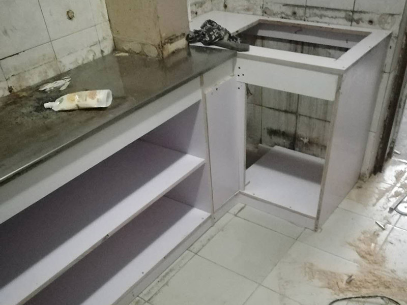 櫥柜裝修翻新：櫥柜翻新首先看下內(nèi)部柜體是否完好，如果還可以的話，我們只需要更換櫥柜門(mén)就可以了，畢竟全部換柜很麻煩，只要換個(gè)相同尺寸的櫥柜門(mén)就會(huì)有煥然一新的感覺(jué)?；蛘吖耋w本身材料還可以只是外表的漆面有脫落，比較難看，那么可以用沙皮刷掉表面漆層，然后重新噴涂其他漆色來(lái)?yè)Q新處理。不然就全部更換舊的櫥柜，但是拆除舊櫥柜一定要注意墻面和地面，由于范圍較大，很容易損壞其他部位，所以一定要要專(zhuān)業(yè)人士進(jìn)行施工。